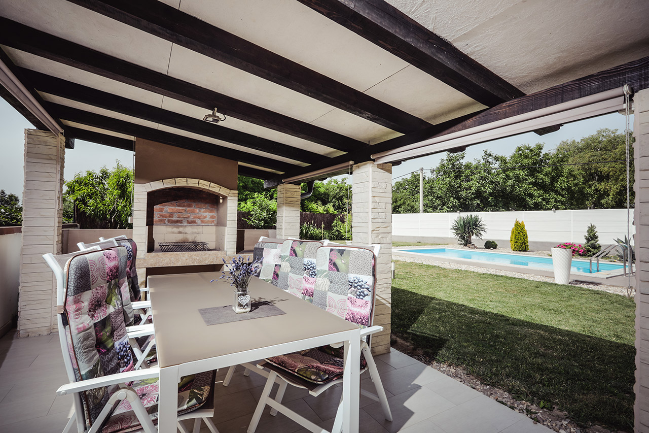 Sjenica i roštilj - Apartman 'Rosé' ***